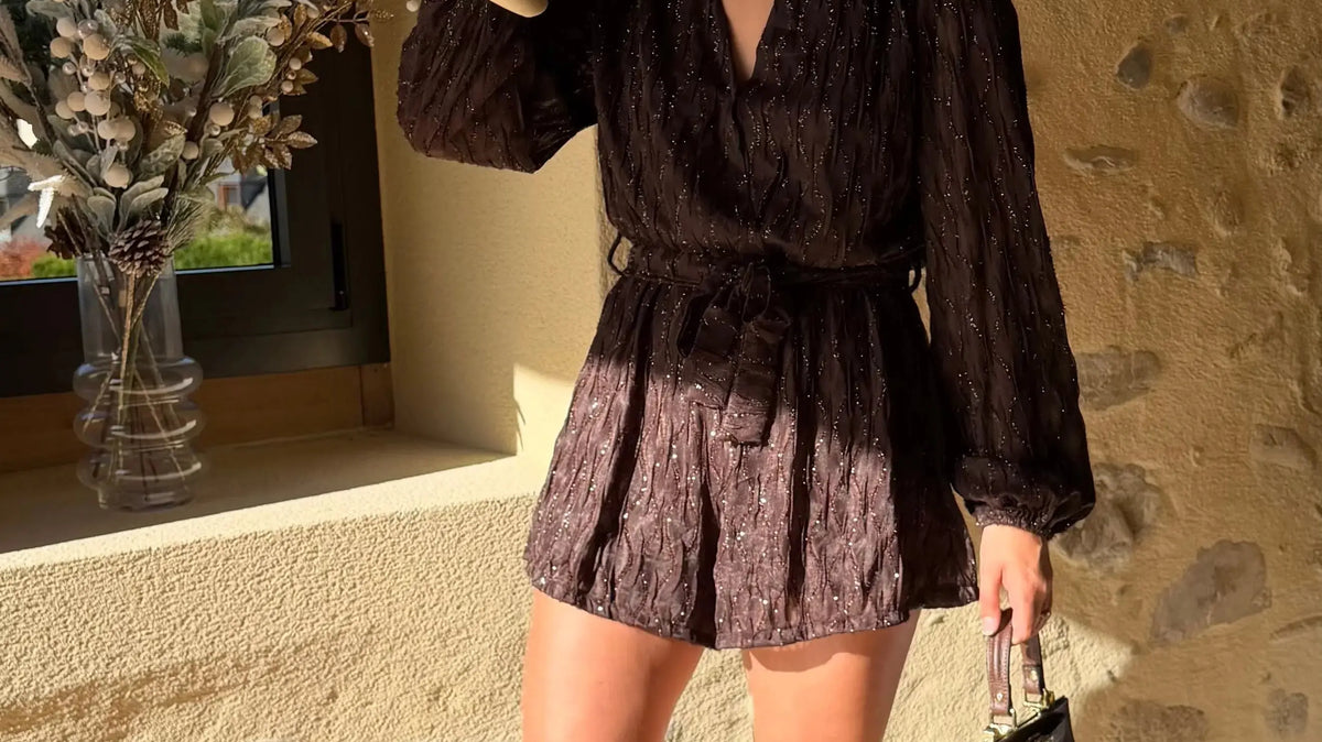 Robe, pantalon habillé, jean ou combinaison : découvrez sept idées de tenues pour Noël, avec des conseils pour choisir les couleurs, les accessoires et rester à l’aise.