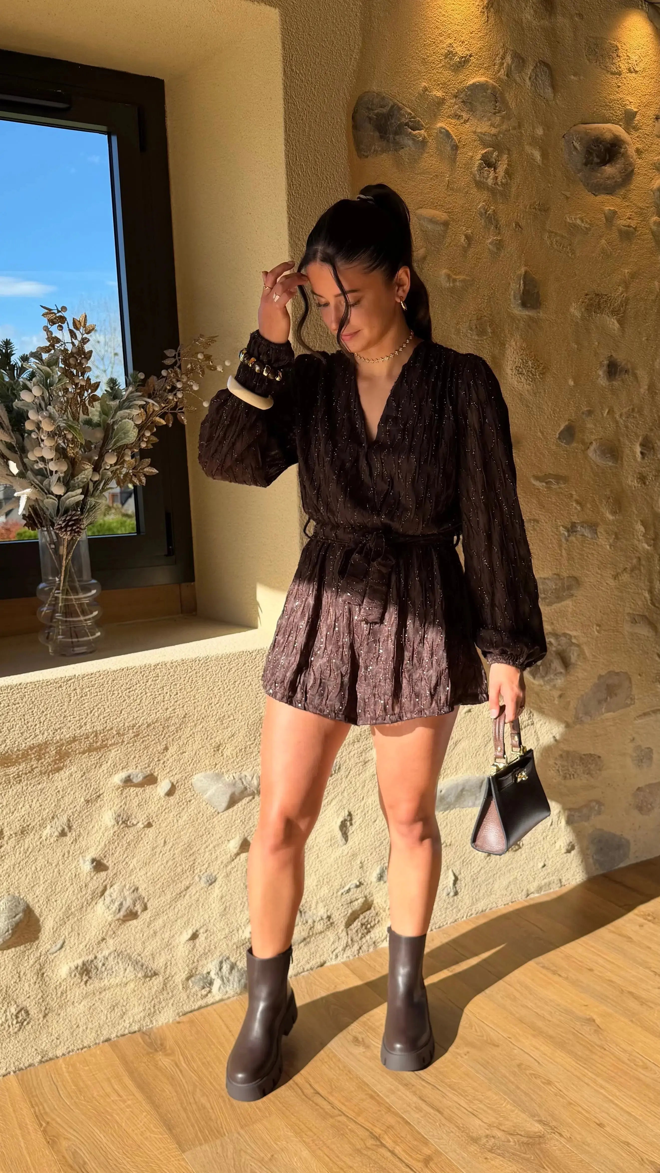 Robe, pantalon habillé, jean ou combinaison : découvrez sept idées de tenues pour Noël, avec des conseils pour choisir les couleurs, les accessoires et rester à l’aise.