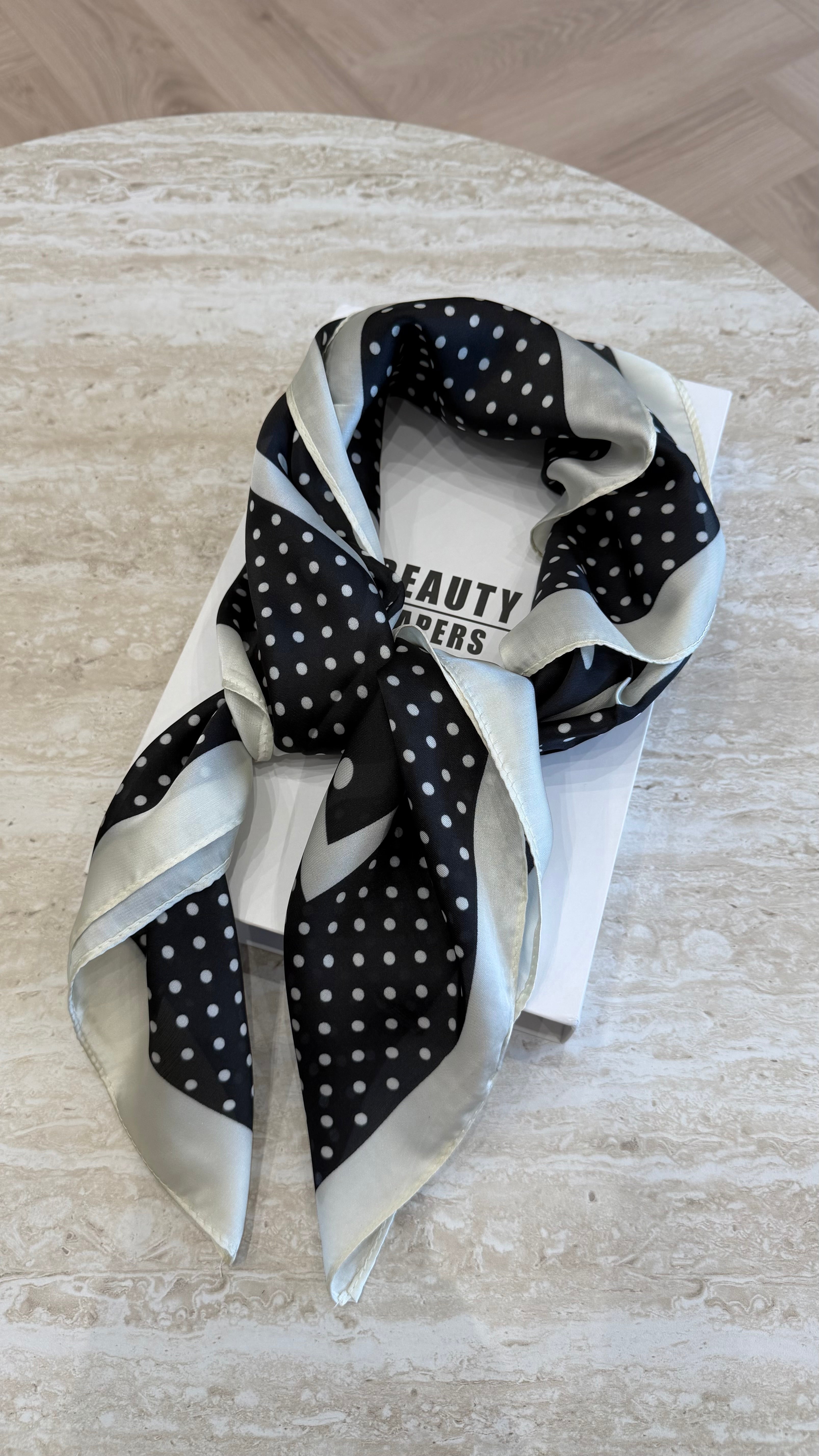 Foulard carré à pois noir DS.Sélection