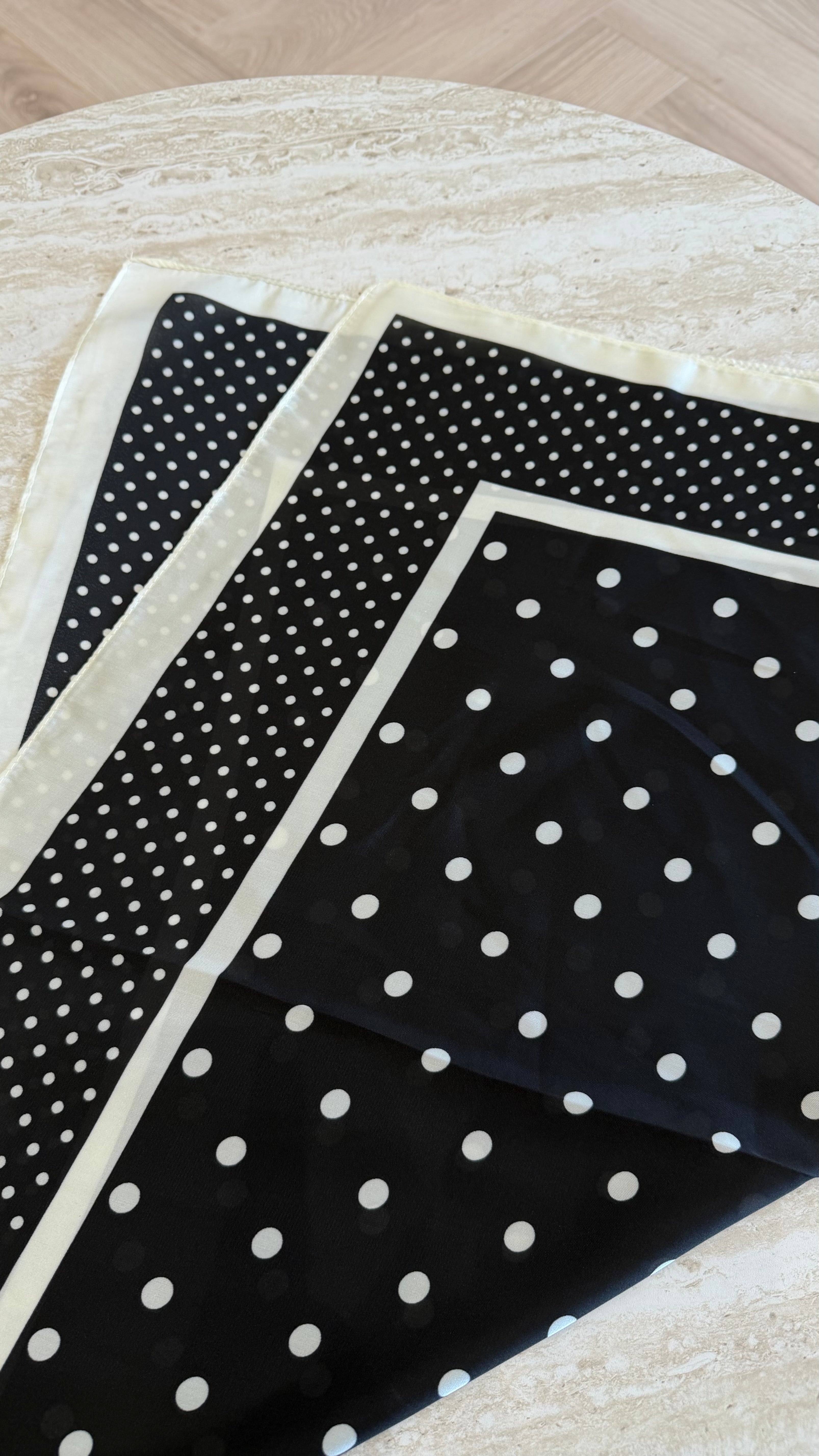 Foulard carré à pois noir DS.Sélection