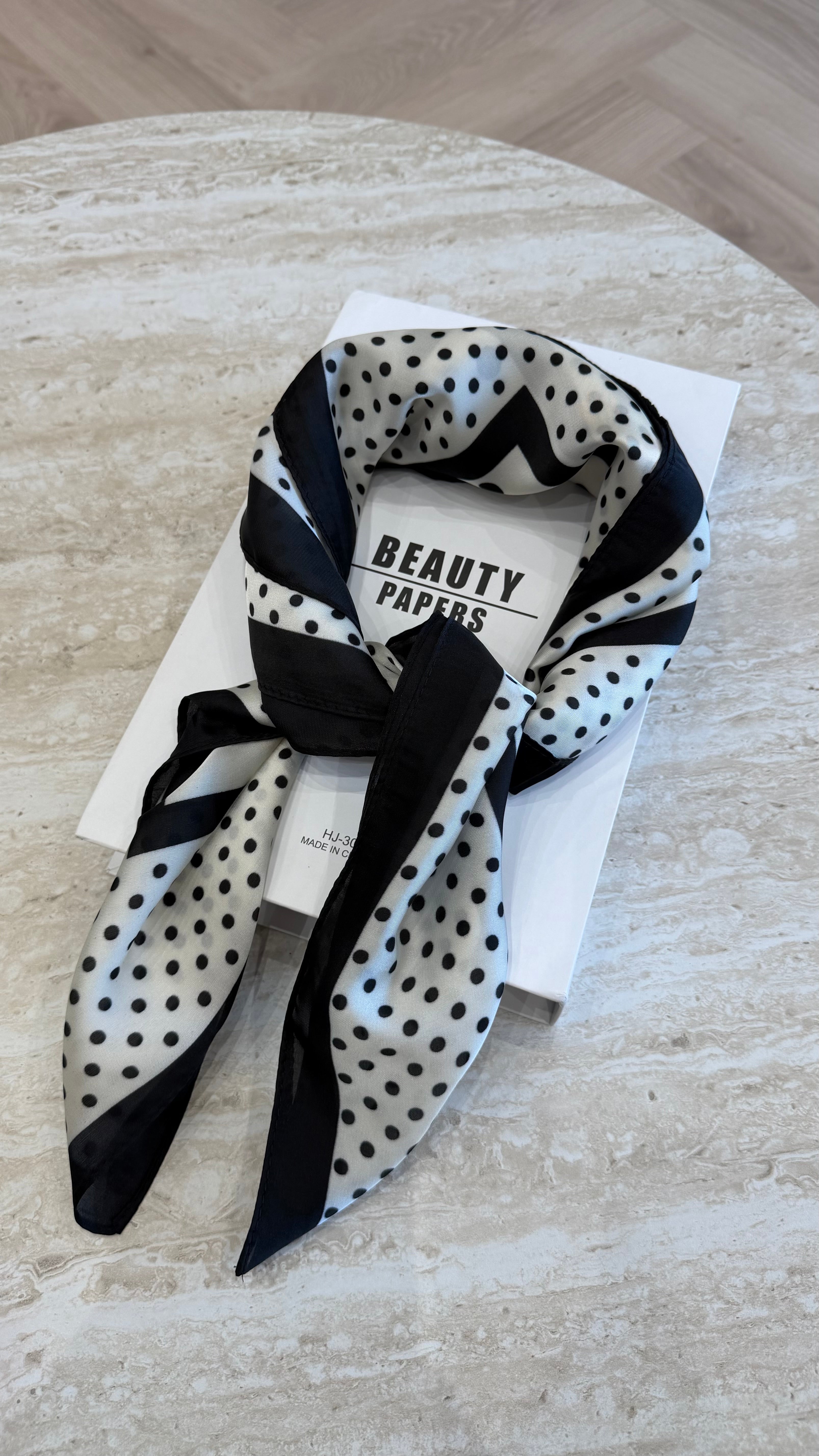 Foulard carré blanc à pois DS.Sélection