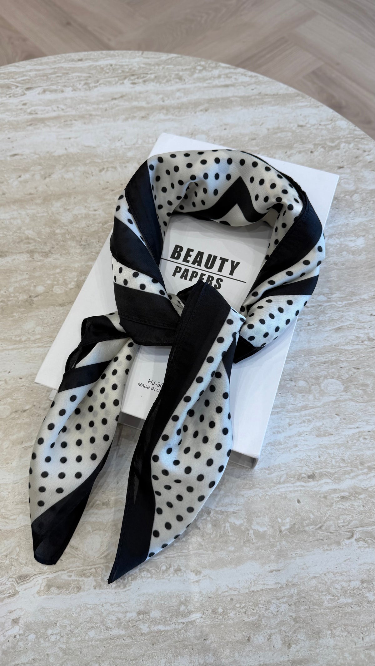 Foulard carré blanc à pois DS.Sélection