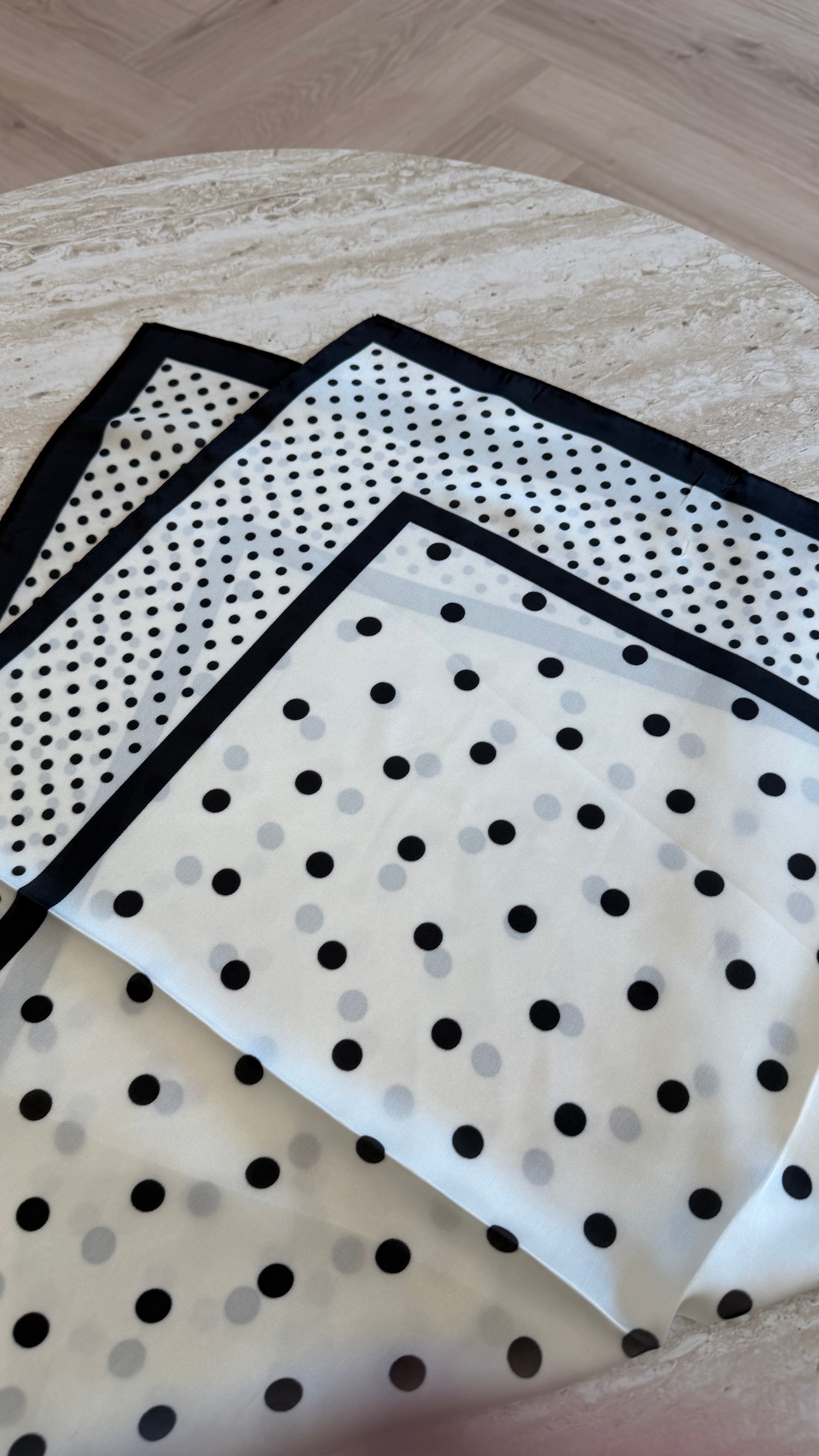 Foulard carré blanc à pois DS.Sélection