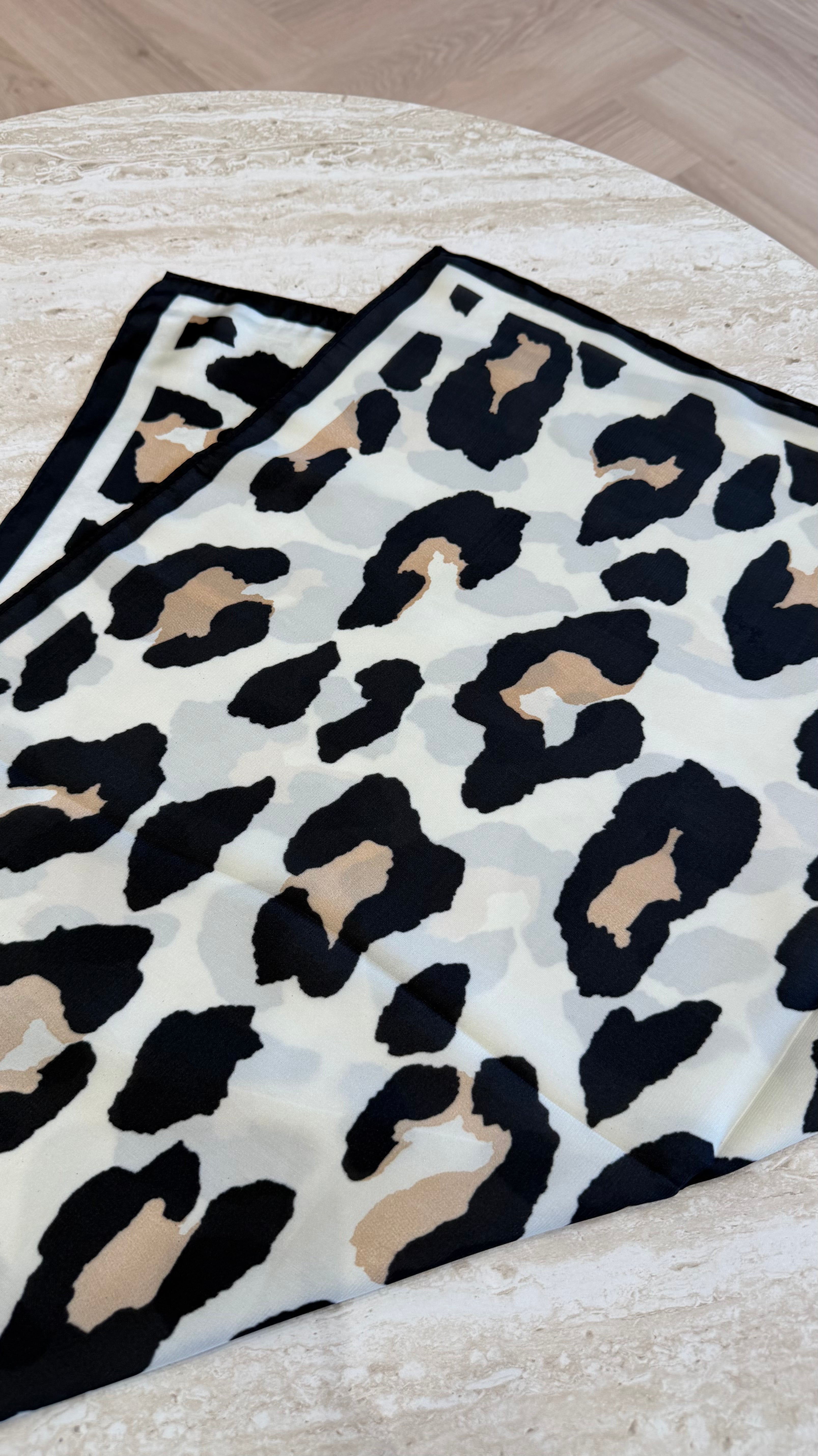 Foulard carré léopard DS.Sélection