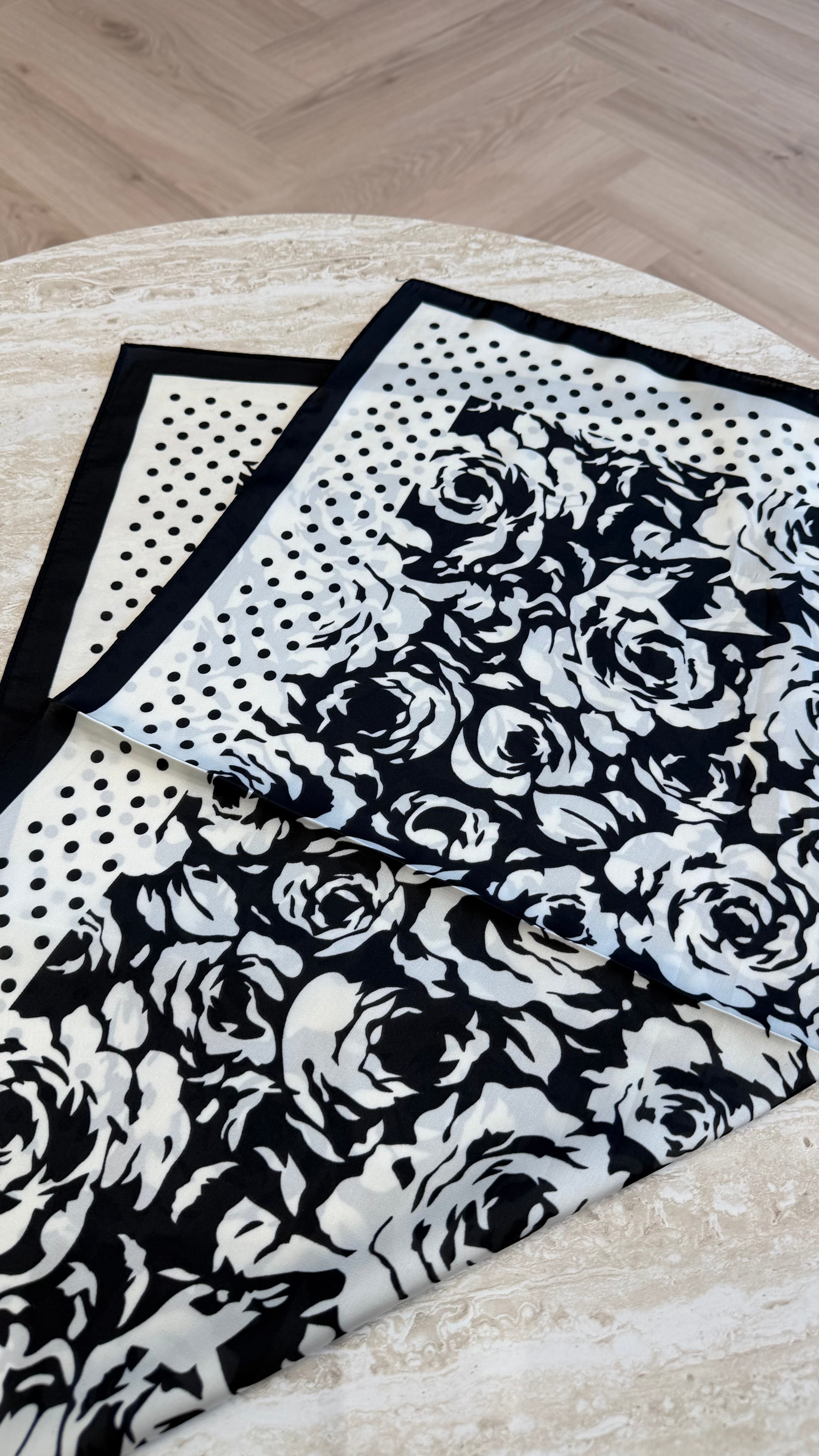 Foulard carré noir et blanc DS.Sélection