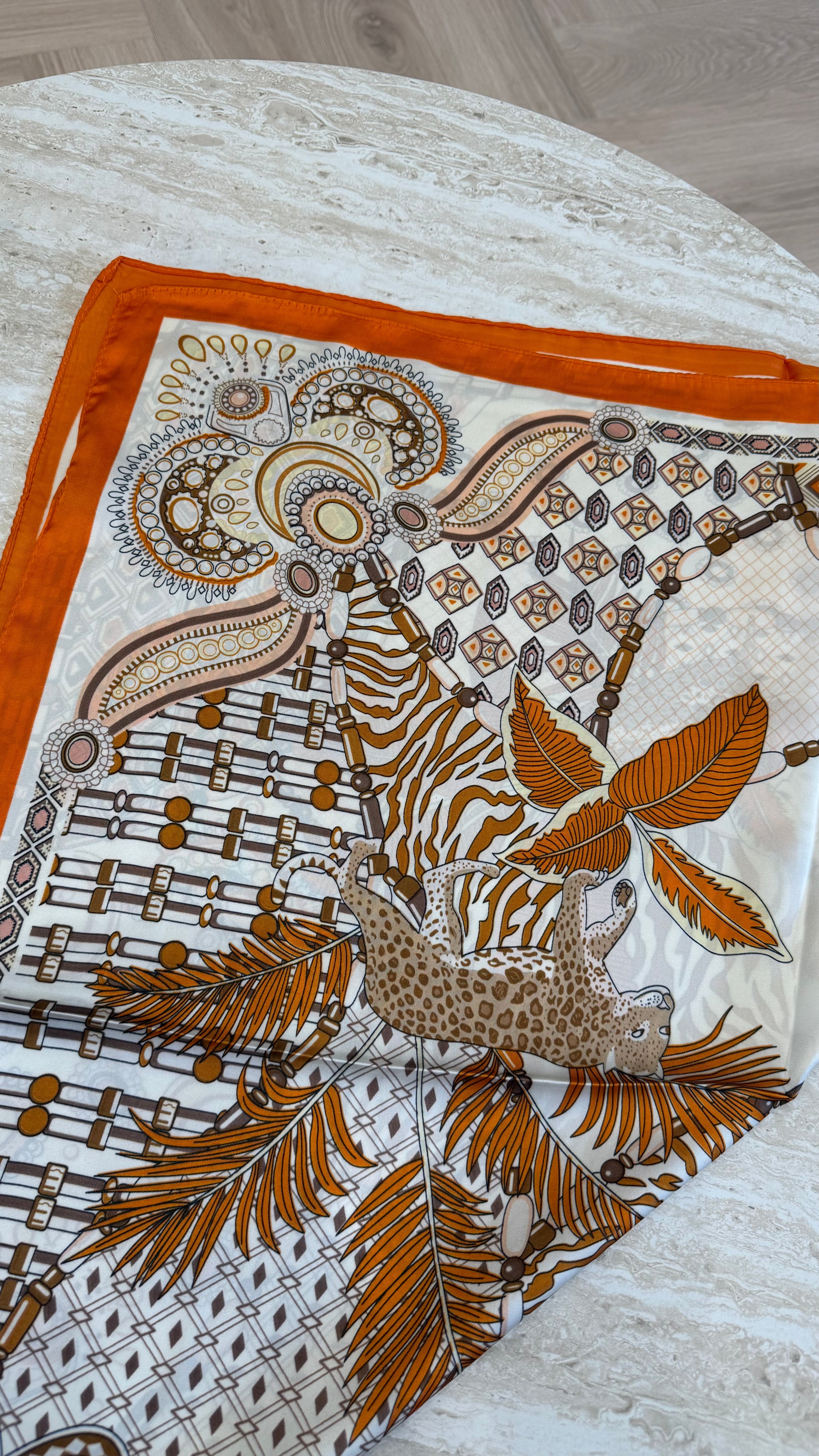 Foulard carré orange DS.Sélection