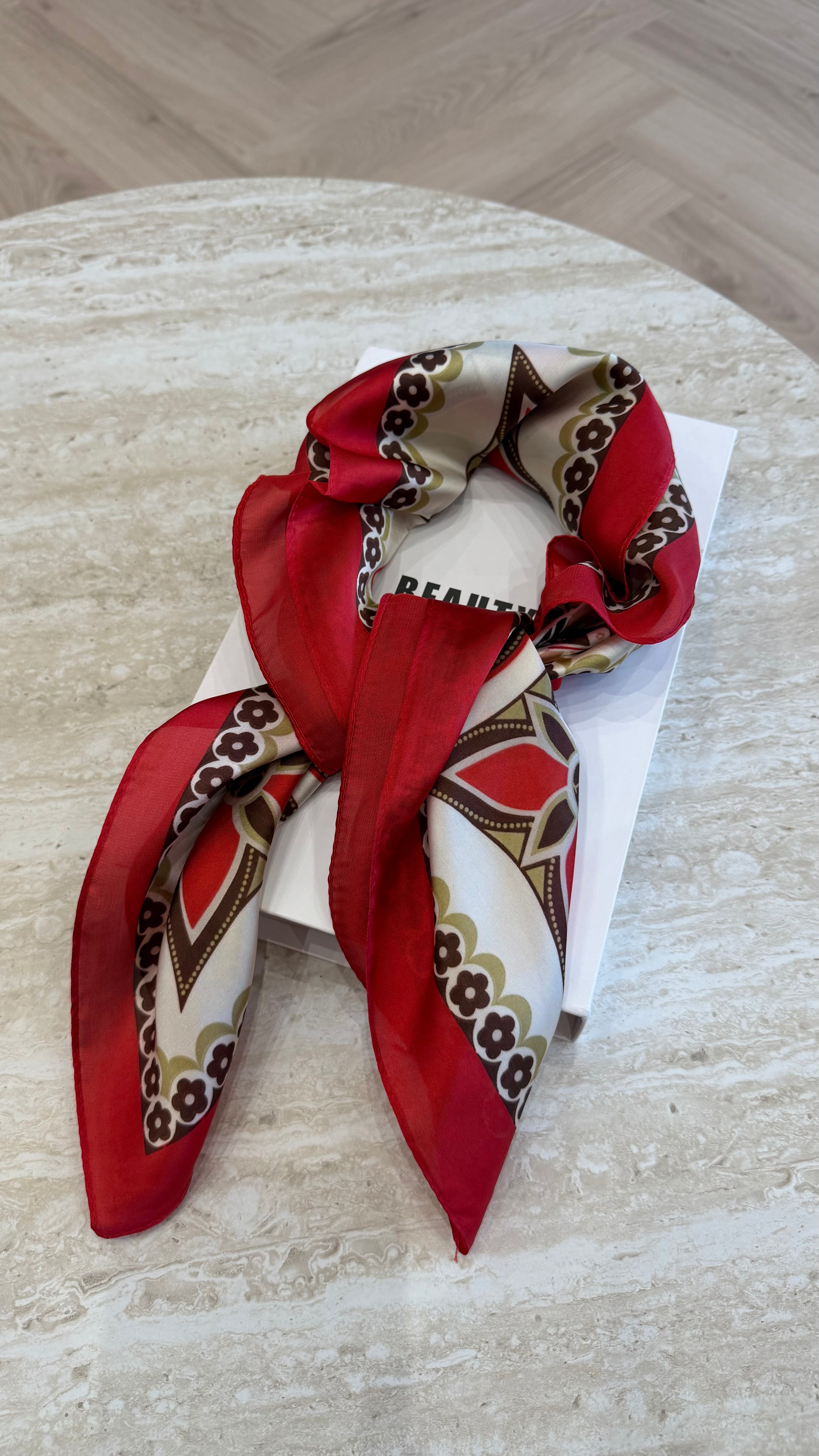 Foulard carré rouge DS.Sélection