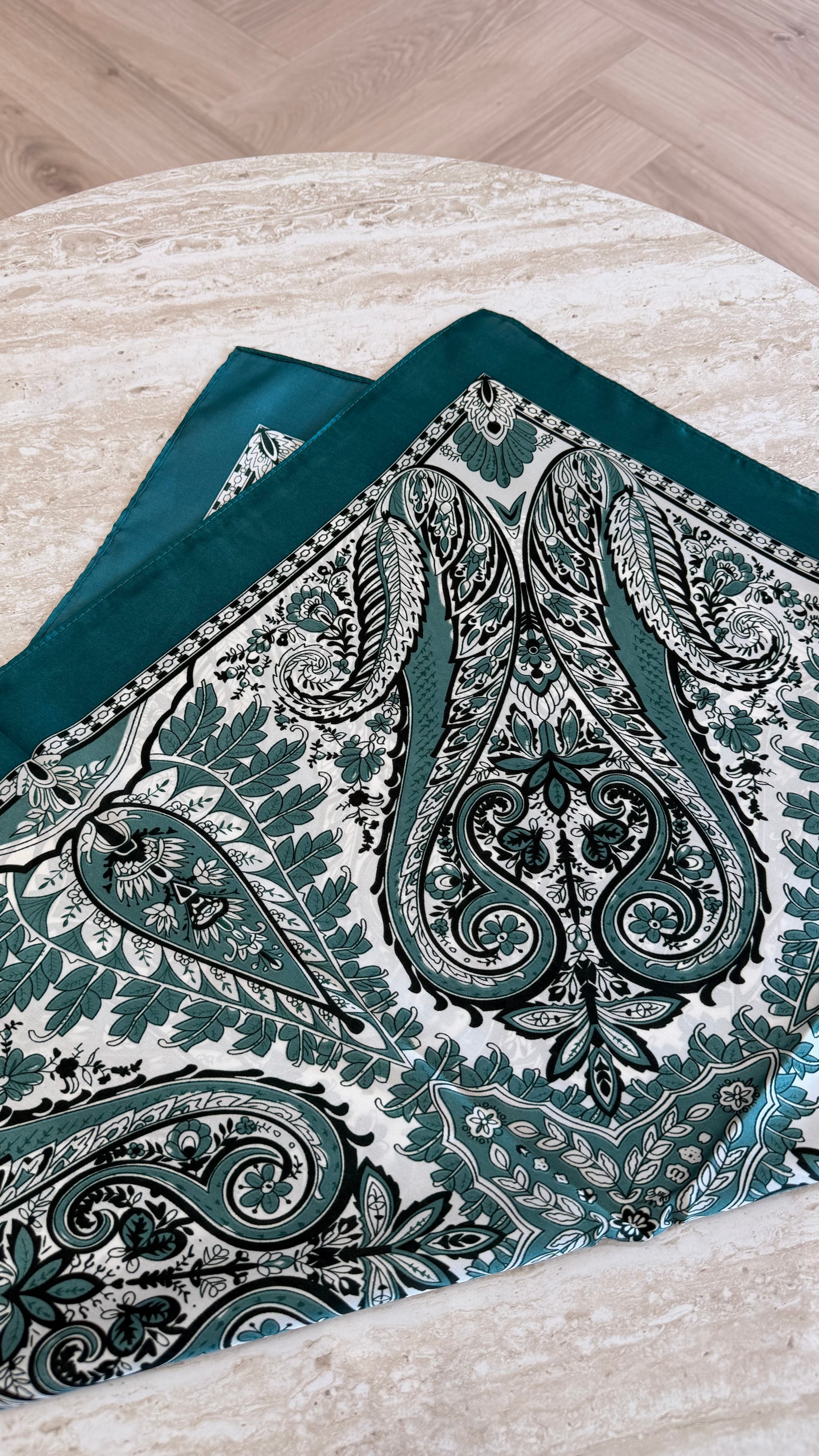 Foulard carré vert DS.Sélection