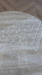 Foulard triangle à dentelle blanc DS.Sélection