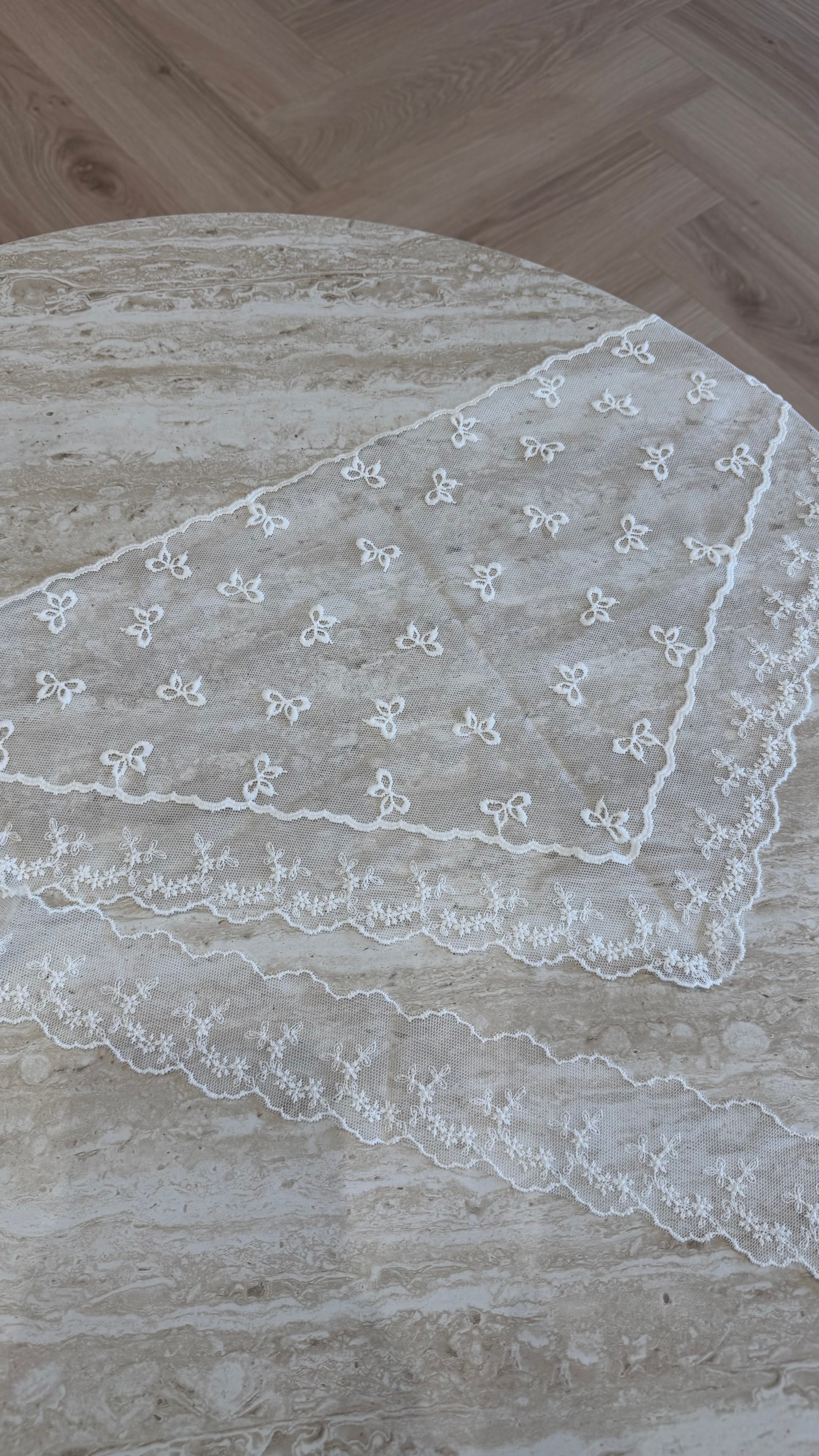 Foulard triangle à dentelle blanc DS.Sélection