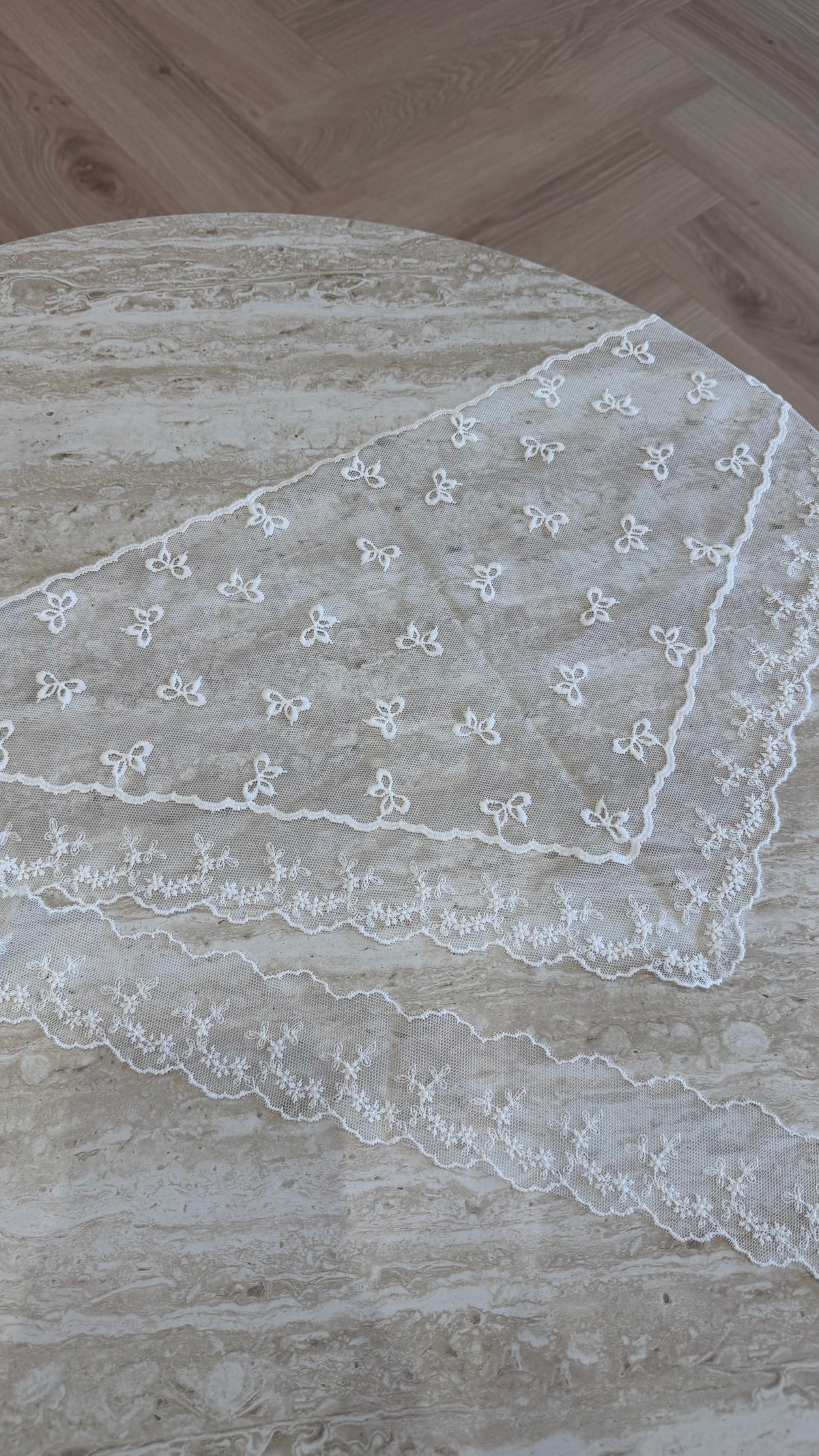 Foulard triangle à dentelle blanc DS.Sélection