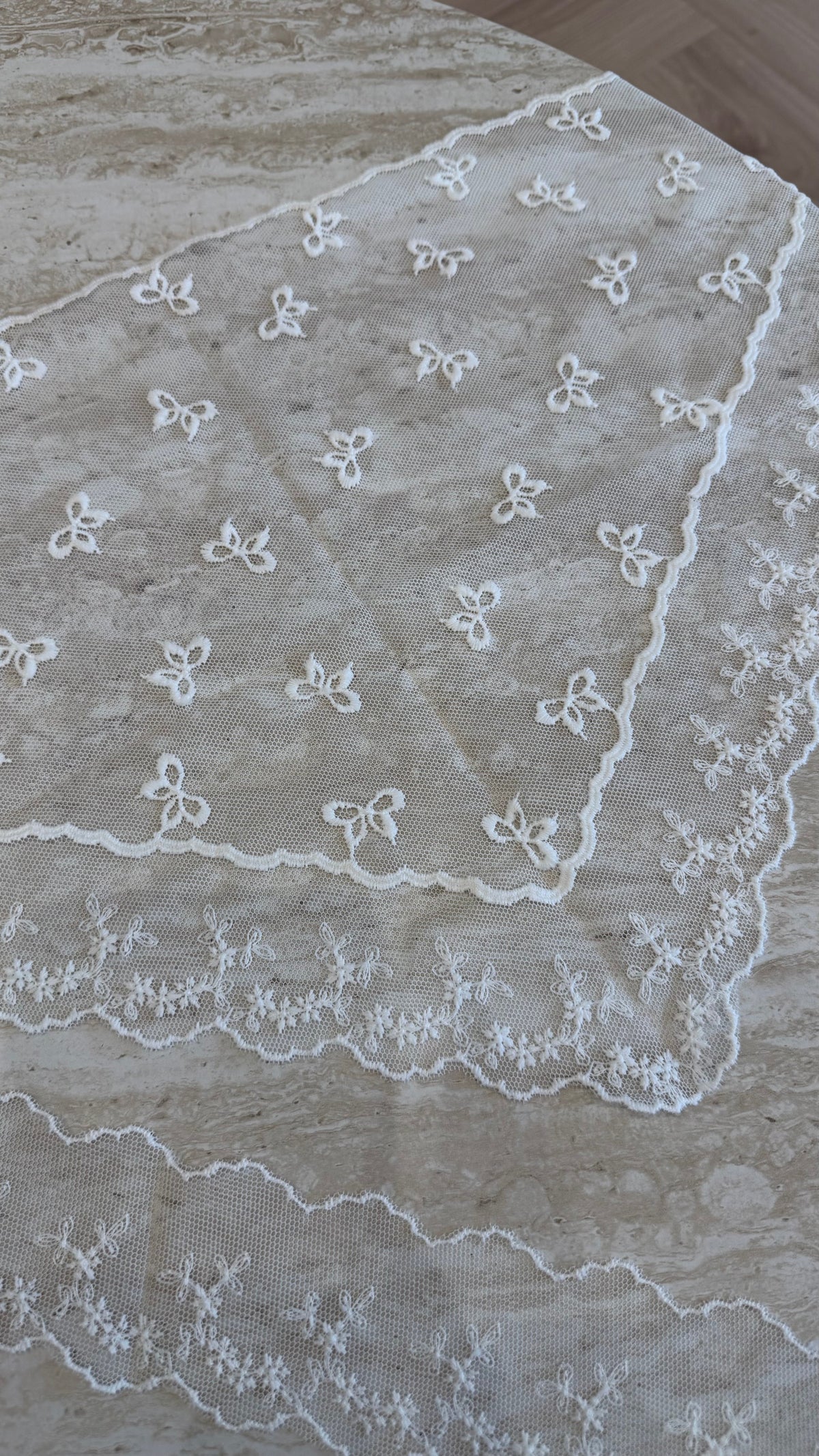 Foulard triangle à dentelle blanc DS.Sélection