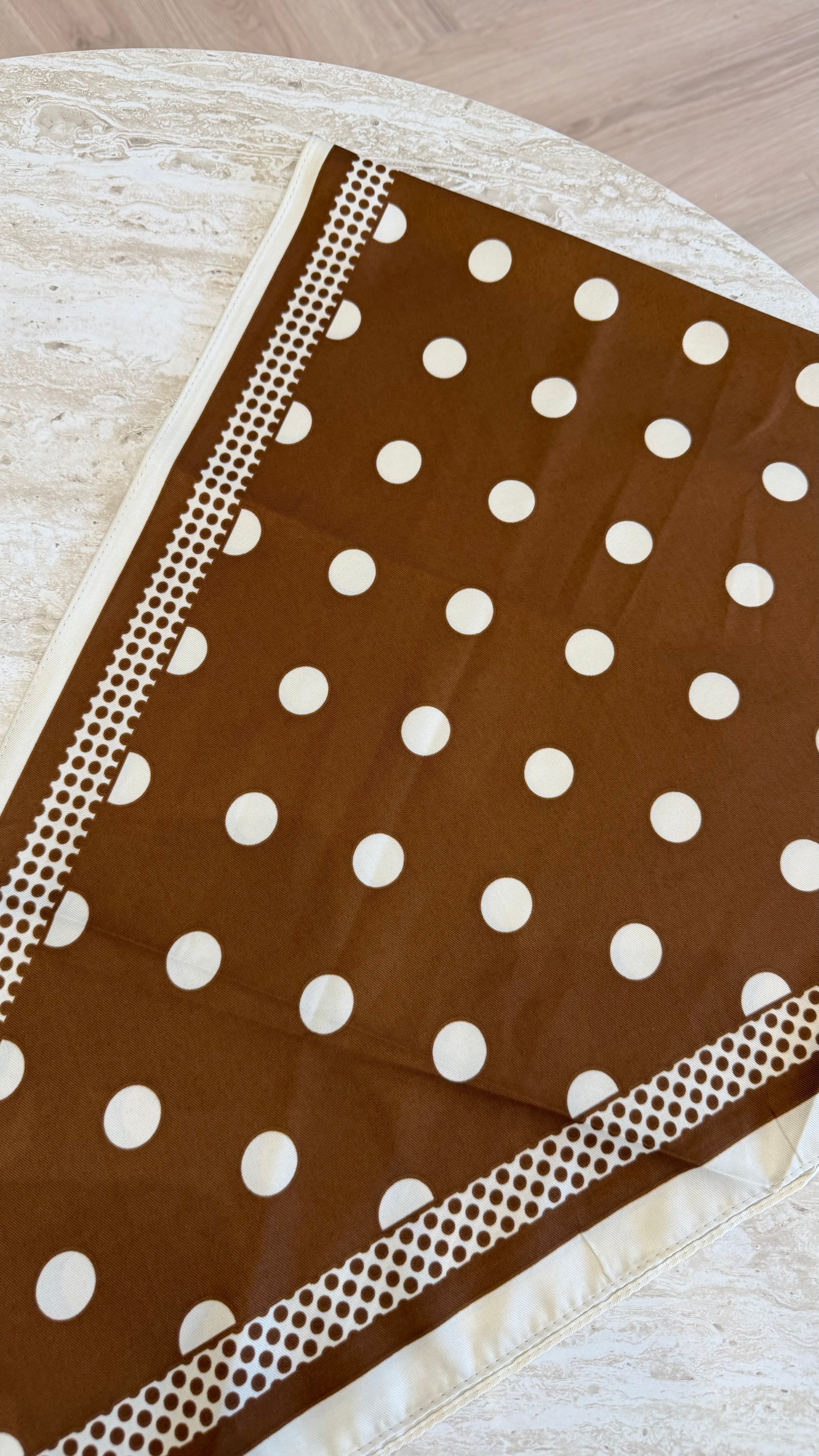Foulard triangle choco à pois DS.Sélection