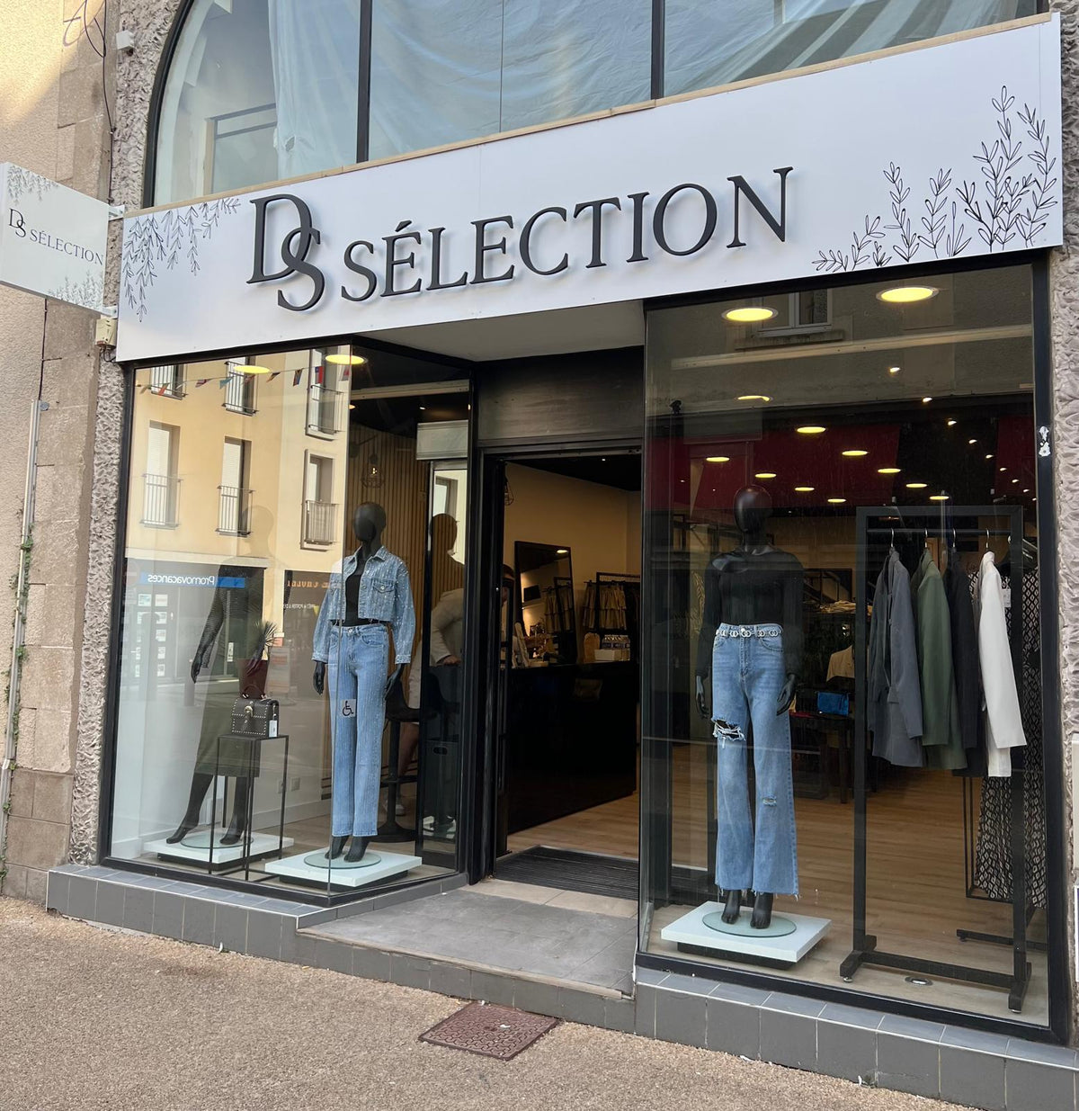 Façade de la boutique DS Sélection à Cholet, avec son enseigne et ses vitrines présentant des tenues féminines.